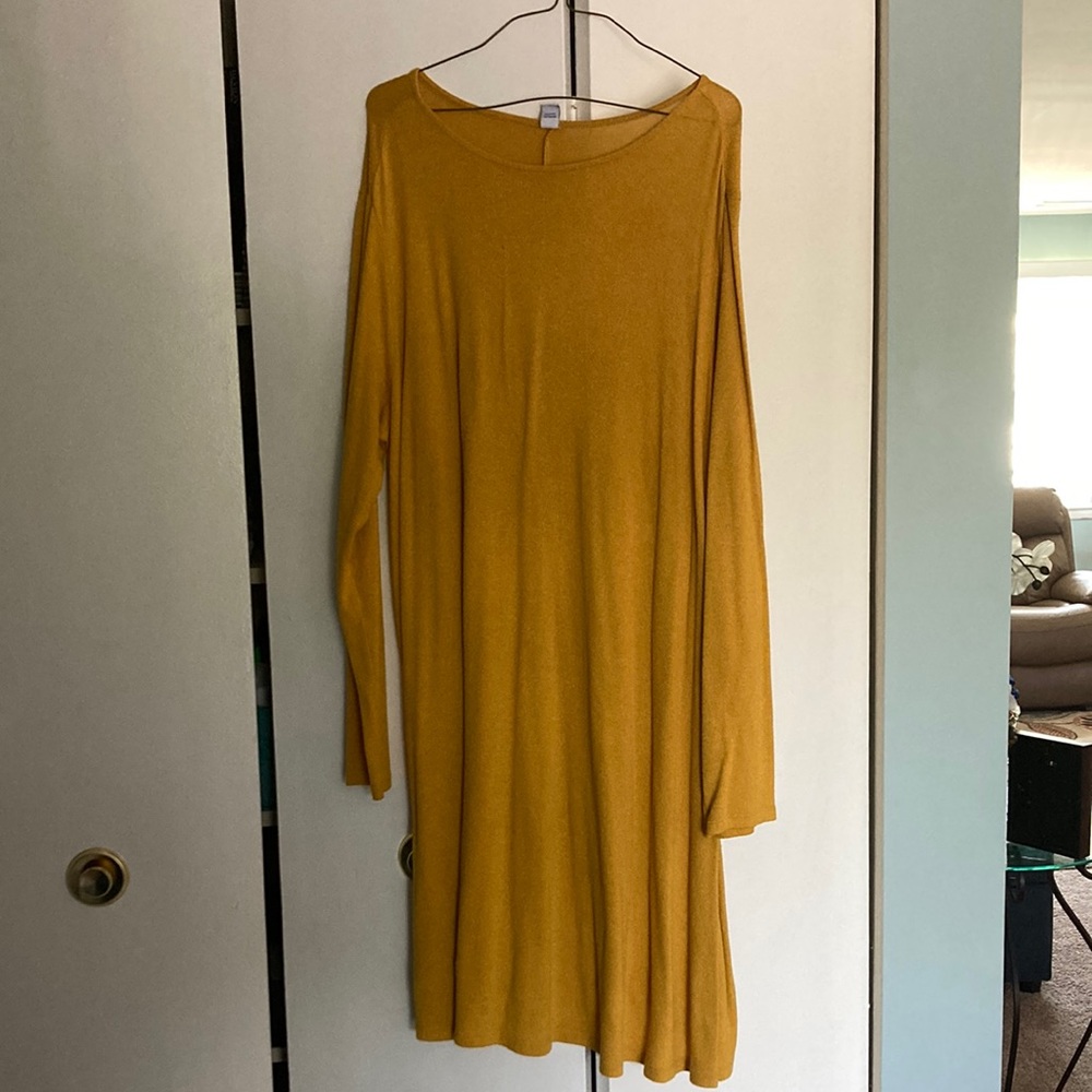 This brand is Old Navy, it’s an 2x, the color is a dark yellow.